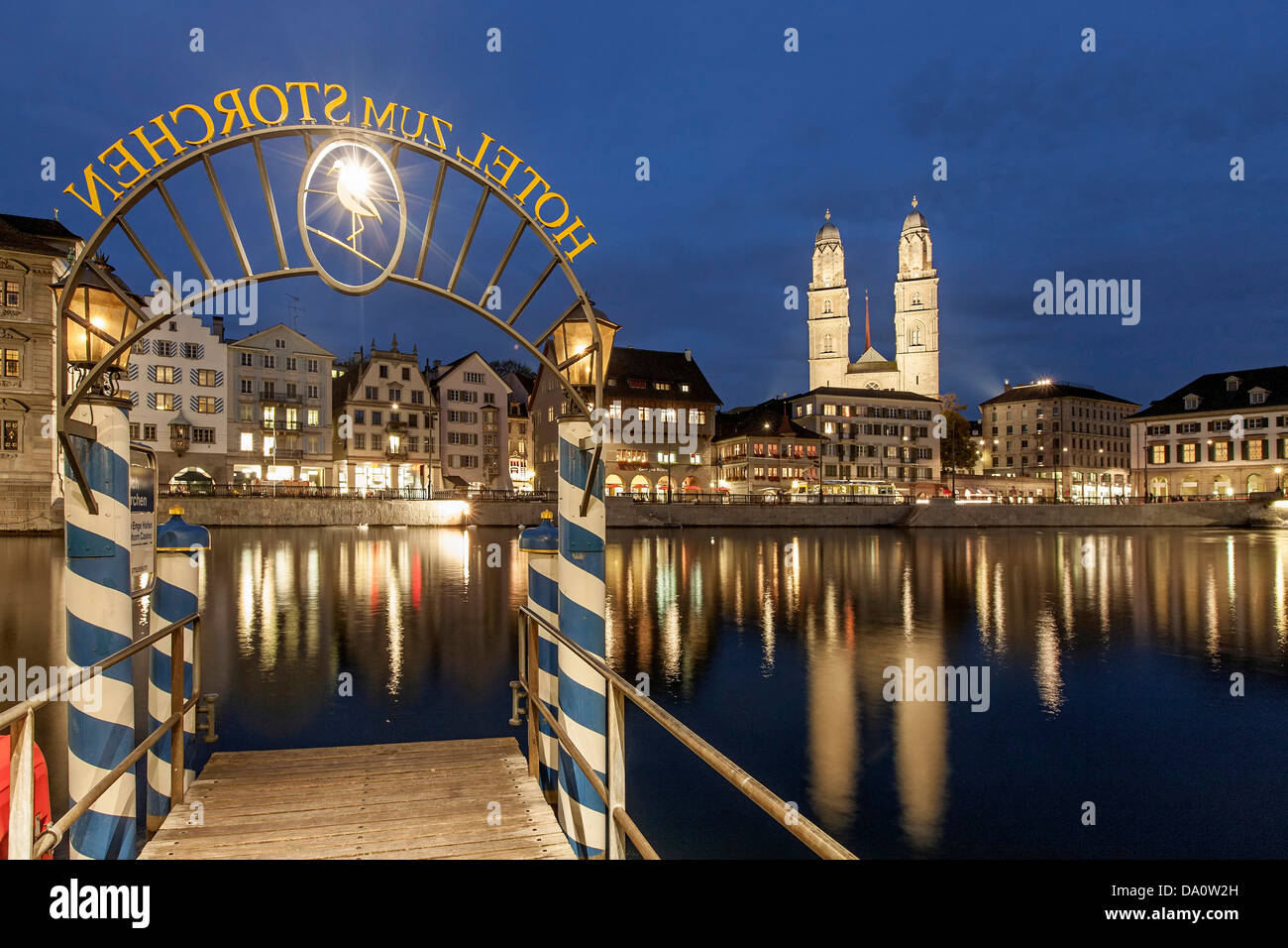 Pier Hotel Storchen centro storico, fiume Limmat di notte, Limmatquai, Grossmunster, svizzera,Zurigo, Foto Stock