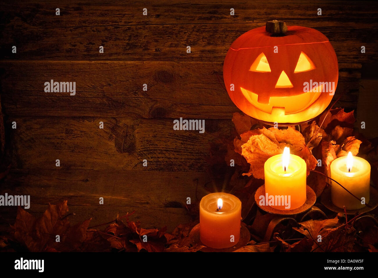 Zucca di Halloween scolpita in background durante l'autunno per celebrare una festa pagana un moderno adattamento del festival dei morti Foto Stock