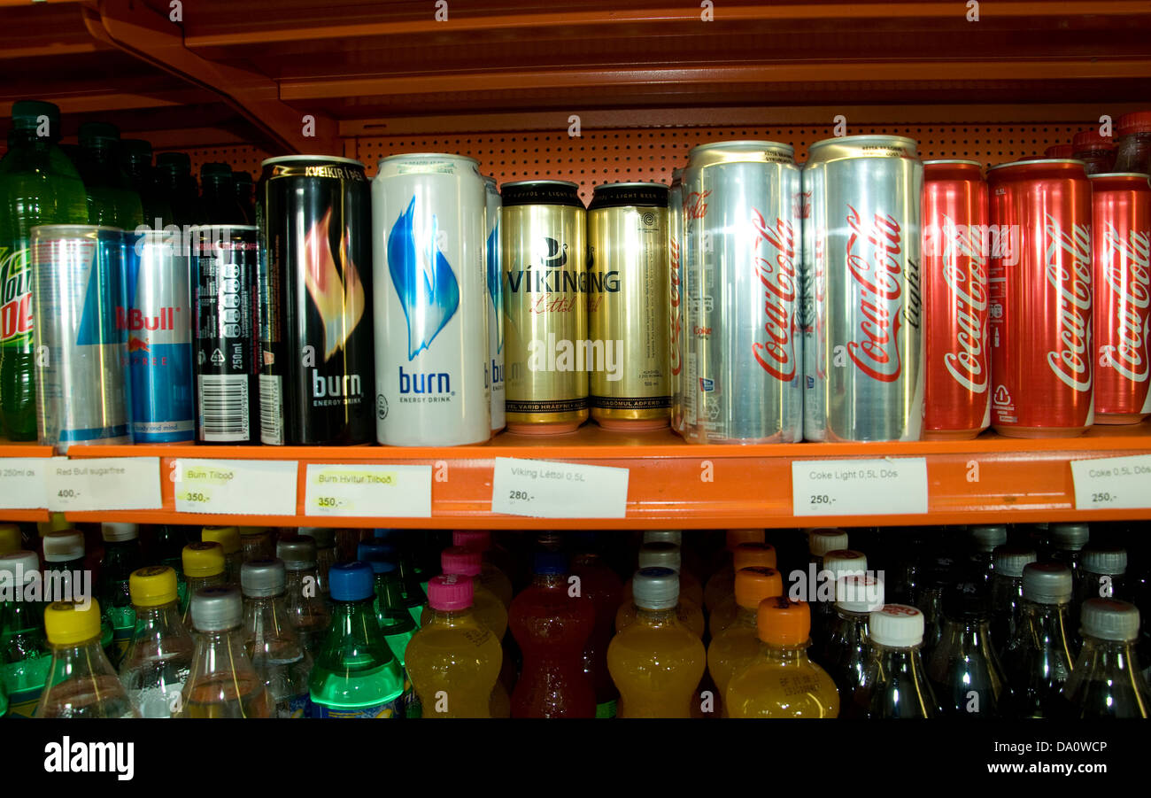 Un ripiano di bevande in un villaggio islandese store; il locale marchio Viking sembra più popolari Foto Stock