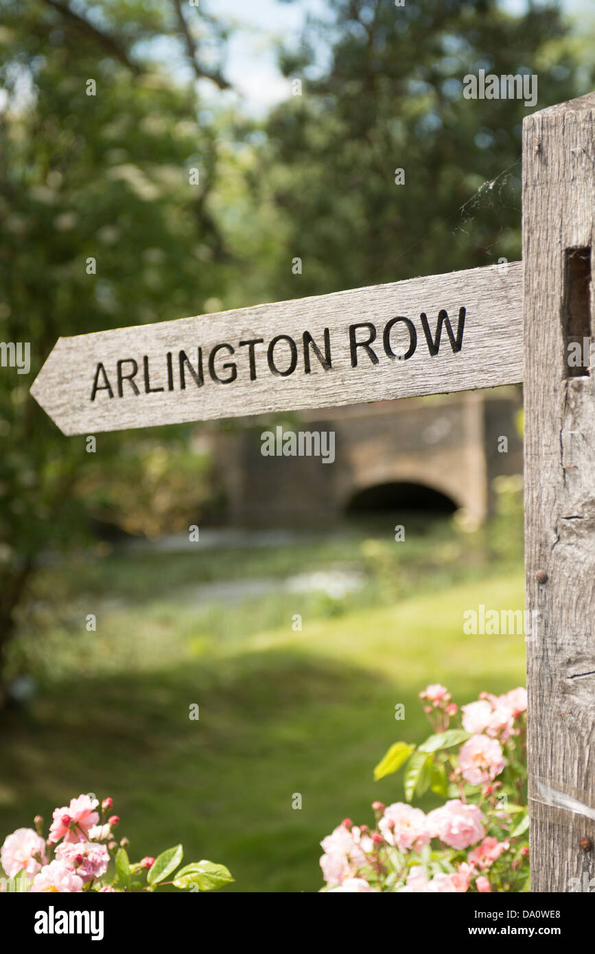 Un segno a Bibury in Cotswolds, Gloucestershire, UK. Indirizzare i visitatori a Arlington Row Foto Stock