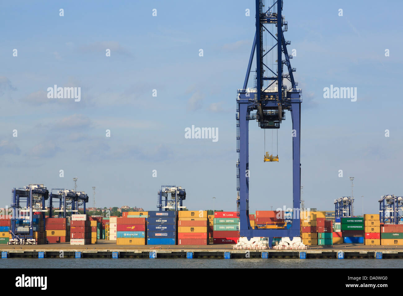 Gru per il sollevamento di container sul terminale di dockside quay del più grande contenitore britannico porta nel Regno Unito. Porto di Felixstowe Suffolk in Inghilterra La Gran Bretagna Foto Stock