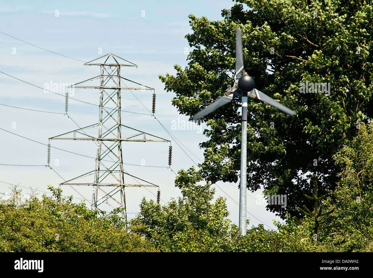 Domestici di piccola scala turbina a vento per generare energia elettrica per una piccola azienda o di business Foto Stock