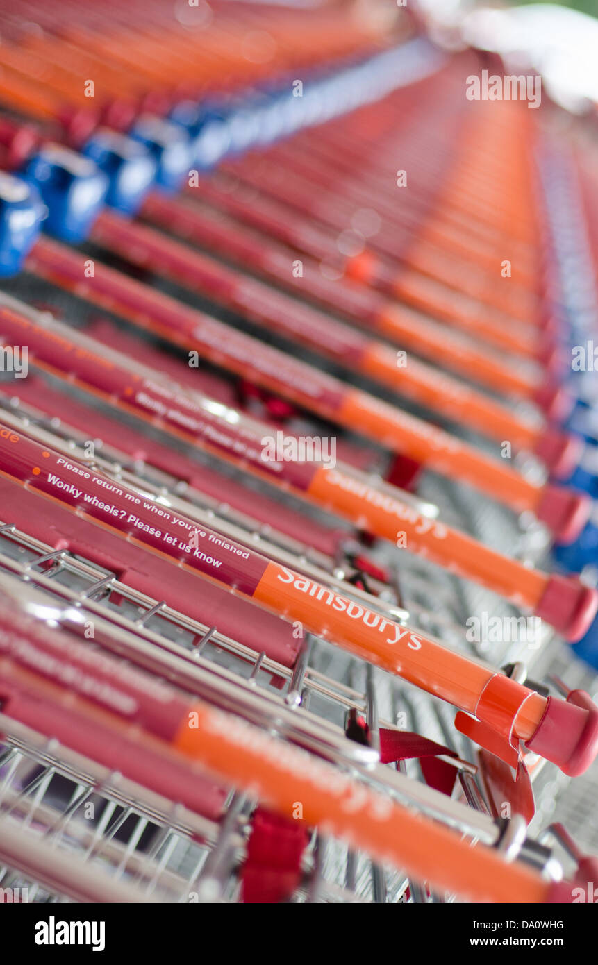 Impilati Sainsbury's shopping trollys, UK. Girato con profondità di campo ridotta Foto Stock