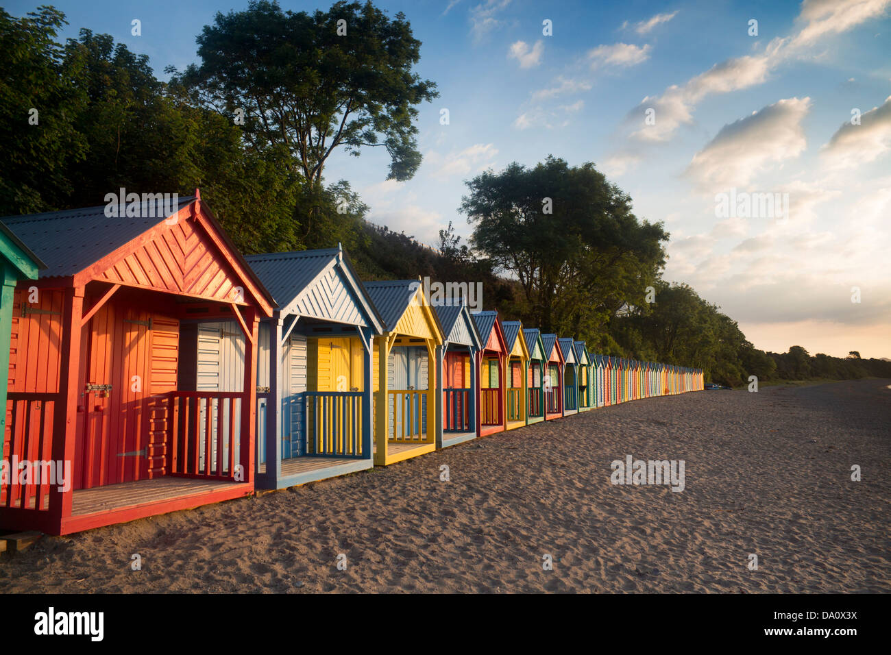 Cabine sulla spiaggia, all'alba / Alba Llanbedrog Llyn Peninsula Gwynedd North Wales UK Foto Stock