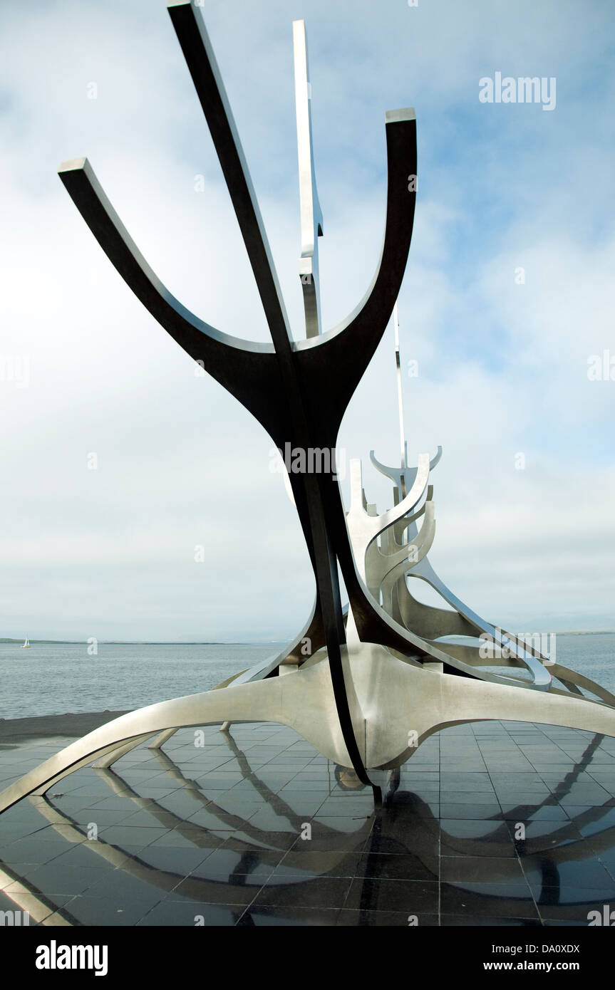Un acciaio scheletrico artwork suggerendo una nave vichinga adorna il lungomare di Reykjavik in Islanda Foto Stock
