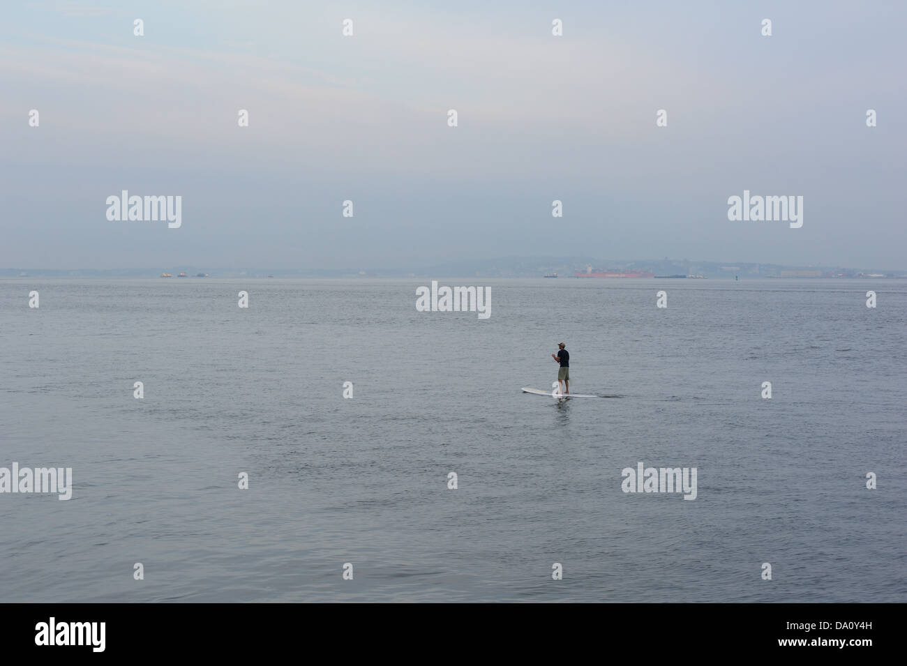 Stand up paddling sul fiume Hudson. Giugno 30, 2013. Foto Stock