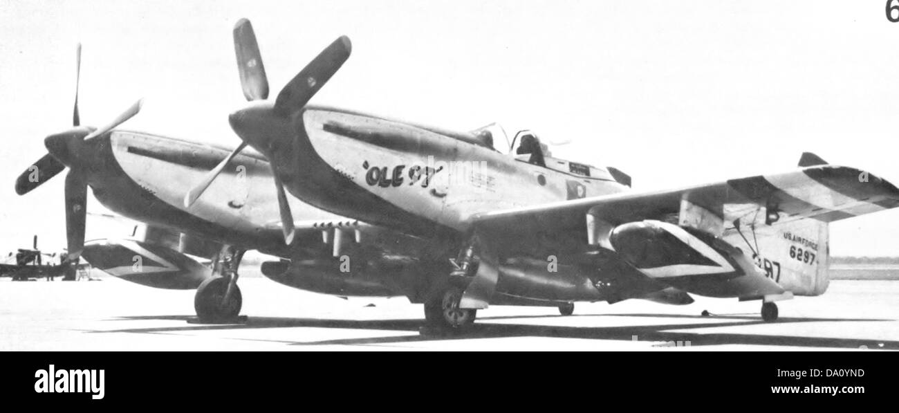 Il 27th Fighter Escort Wing (FEW) operava sul North American F-82E Twin Mustang, numero di serie 46-297. Questo caccia bimotore è stato progettato per missioni di scorta a lungo raggio, giocando un ruolo significativo nell'era post-guerra, in particolare durante la guerra di Corea. Foto Stock