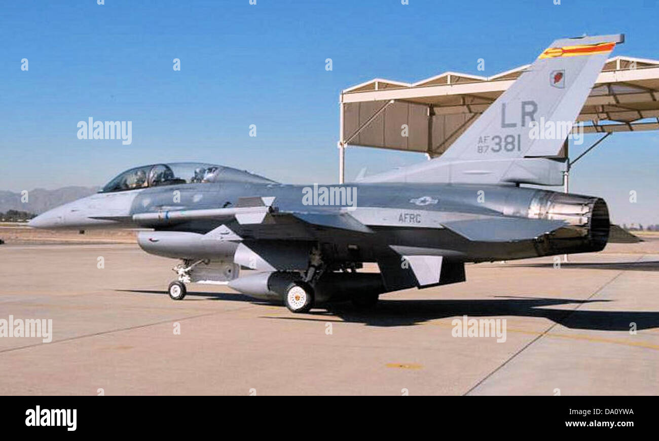 Il 302nd Fighter Squadron gestisce il General Dynamics F-16D Block 32H Fighting Falcon (numero di serie 87-0381), un caccia multiruolo utilizzato per la difesa aerea, il supporto aereo ravvicinato e le missioni di combattimento. Foto Stock