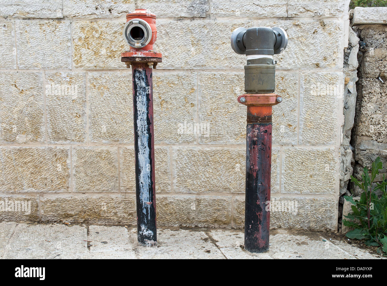 Due idrante di fuoco sulla strada in una città di Israele Foto Stock