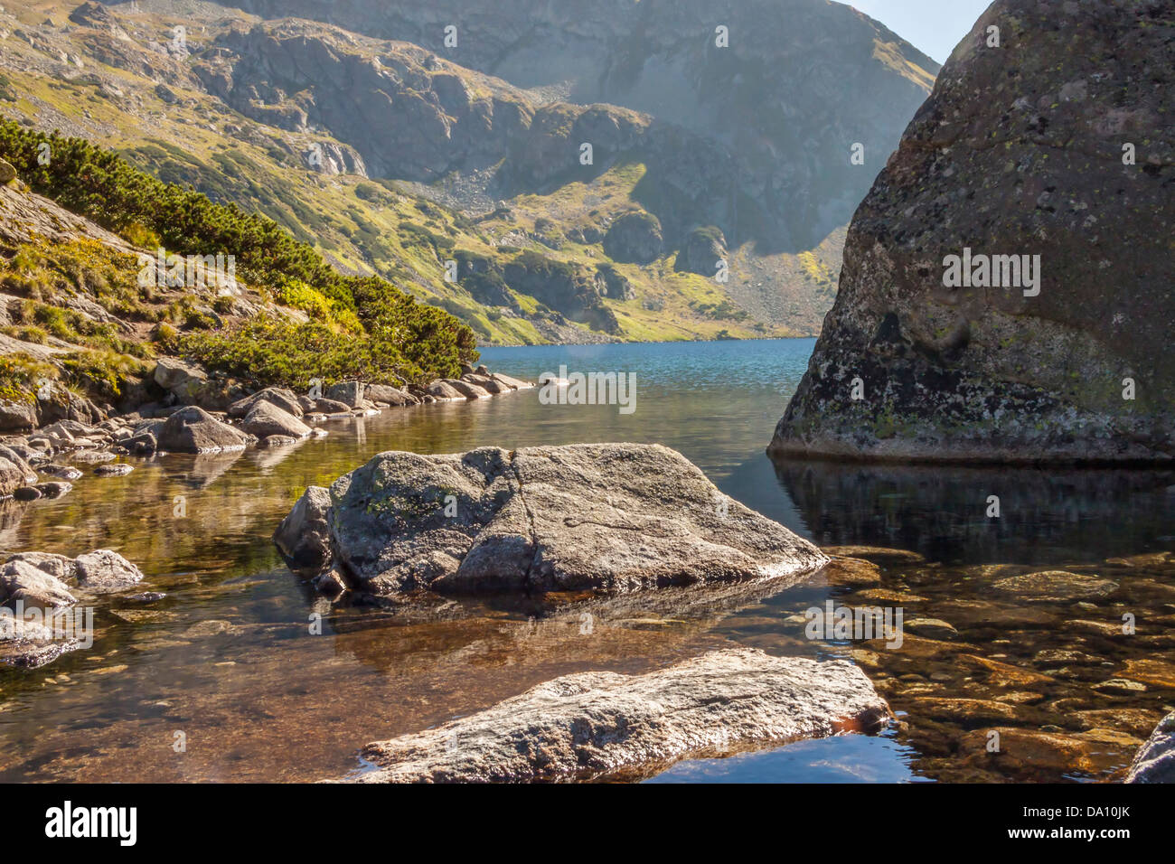 Uno dei cinque laghi in tatra mounatins - Polonia. Foto Stock