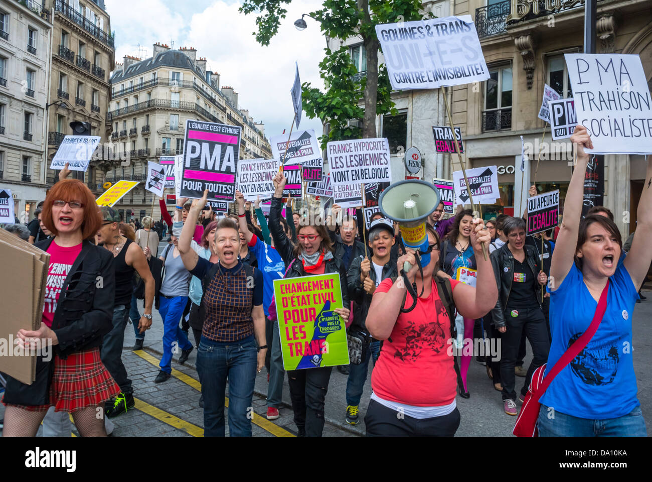 Parigi, Francia, Crowd Women, Trans Activist, LGBT Groups Marching in Annual Gay Pride March, Organizzazione protesta per i transgender e le gravidanze assistite dal medico, (PMA, MAP) lotta per i diritti dei gay, famiglia diversificata, donne manifestanti che marciano per i diritti Foto Stock