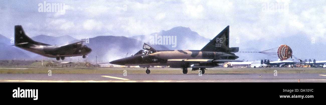 Il 64th Fighter-Interceptor Squadron operò il Convair F-102A Delta Dagger a da Nang, in Vietnam, durante il 1966, fornendo missioni di difesa aerea e intercettazione per le forze statunitensi durante il conflitto. Foto Stock