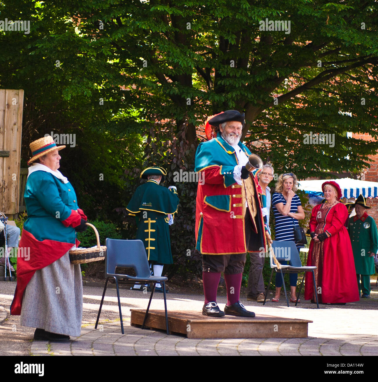 Nailsworth GLOUCESTERSHIRE REGNO UNITO. L Antica e onorevole Guild of Town Criers Campionati del Regno Unito. Town Criers competere ai campionati Foto Stock