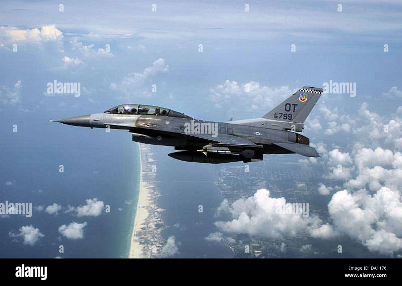 Il 85th test and Evaluation Squadron gestisce il General Dynamics F-16D Block 40K Fighting Falcon, coda numero 90-0799, per missioni di test e valutazione. Foto Stock
