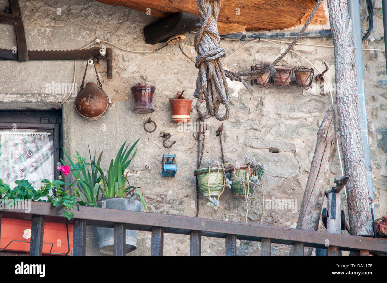 Balcone arredato con pezzi di antiquariato Foto Stock