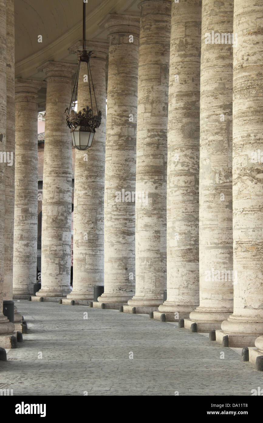 Colonnato della Basilica di San Pietro in Roma, Italia Foto Stock