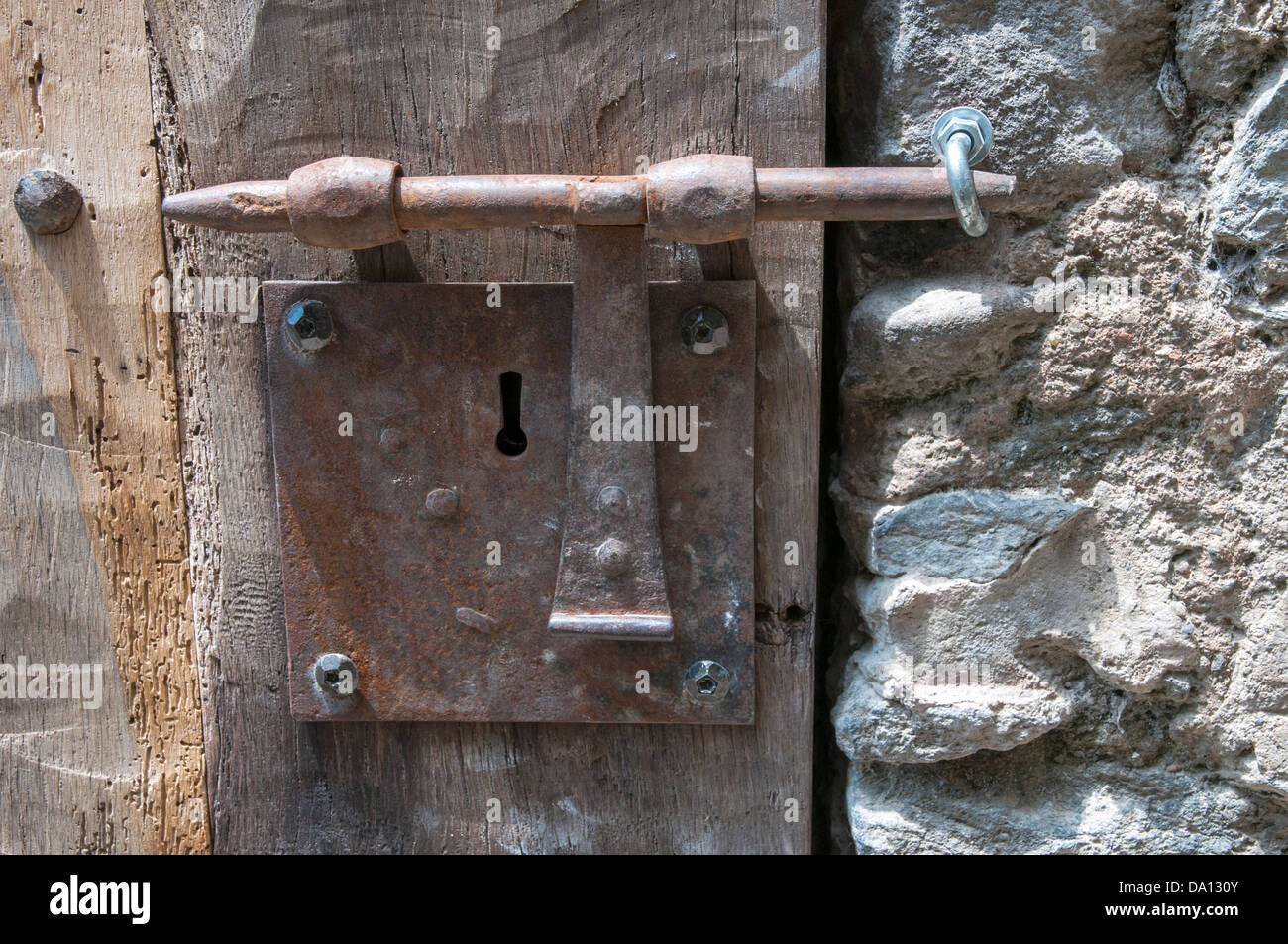 Vecchio chiavistello con serratura Foto Stock