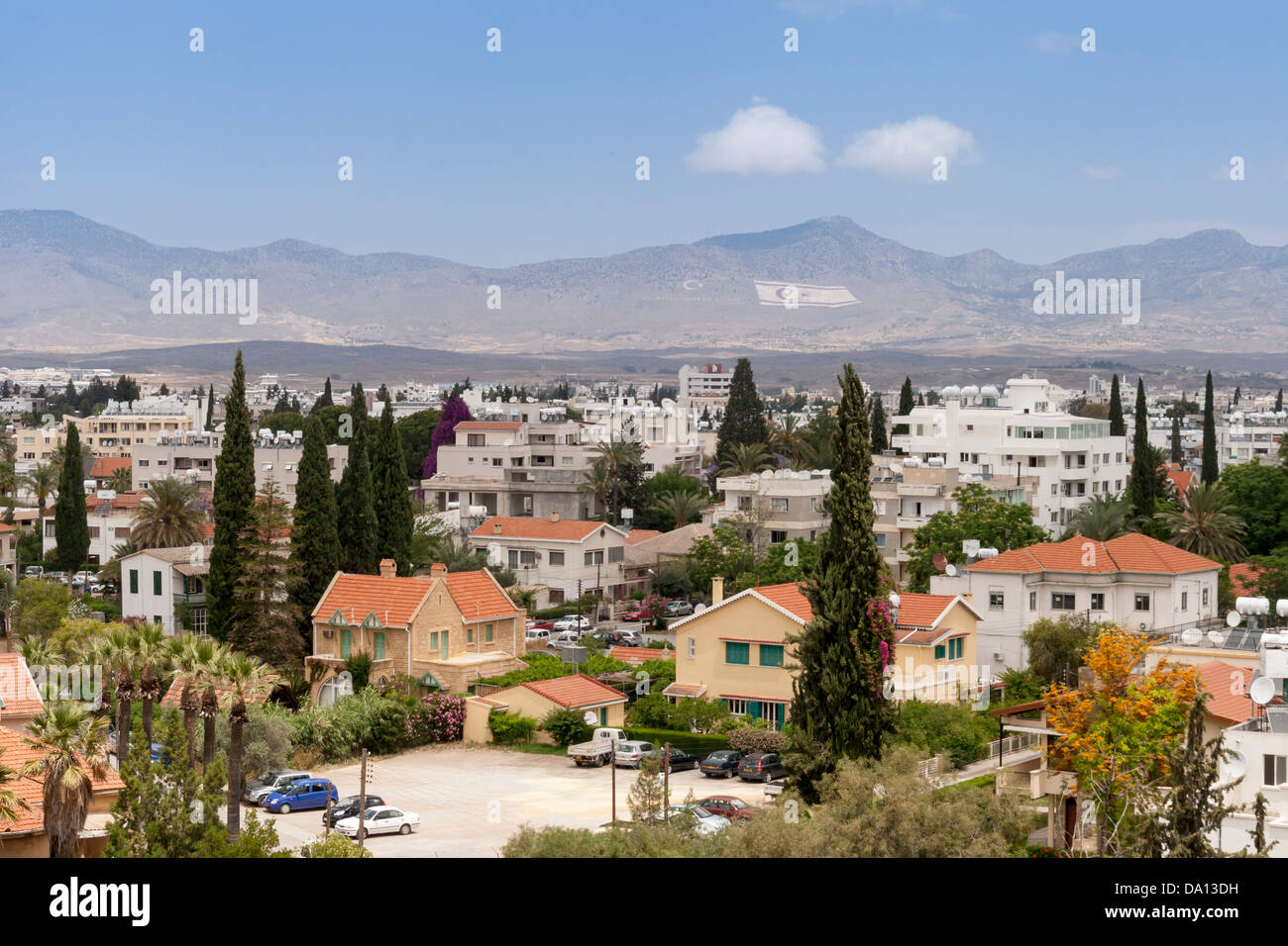 Vista da Ledra Palace Hotel. Il bagno turco a nord con le montagne Kyrenian. Nazioni Unite zona di buffer, Nicosia Cipro. Foto Stock