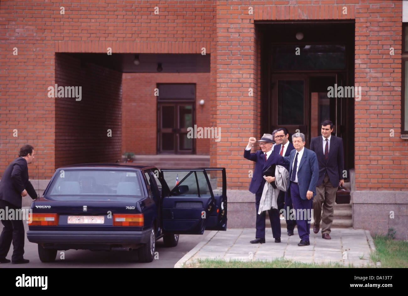 Ex Est leader tedesco, Erick Honecker fa un gesto finale come egli lascia l'ambasciata cilena a Mosca nel 1992 Foto Stock
