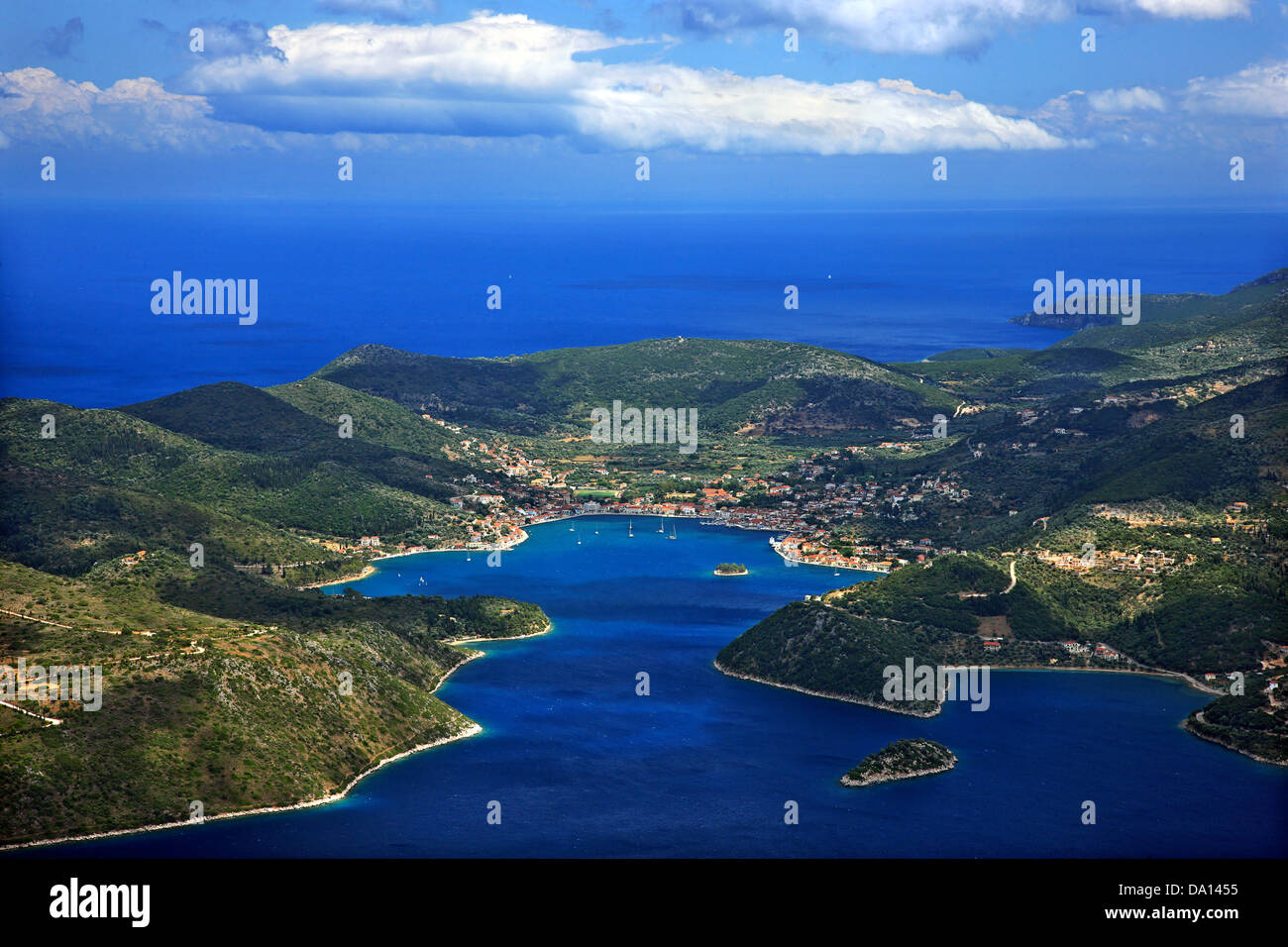 Vista panoramica di Vathi (o 'Vathi'), la "capitale" di Ithaca ("Itaca"), isola, mare Ionio, Eptanisa ('Sanche Isole "), in Grecia. Foto Stock
