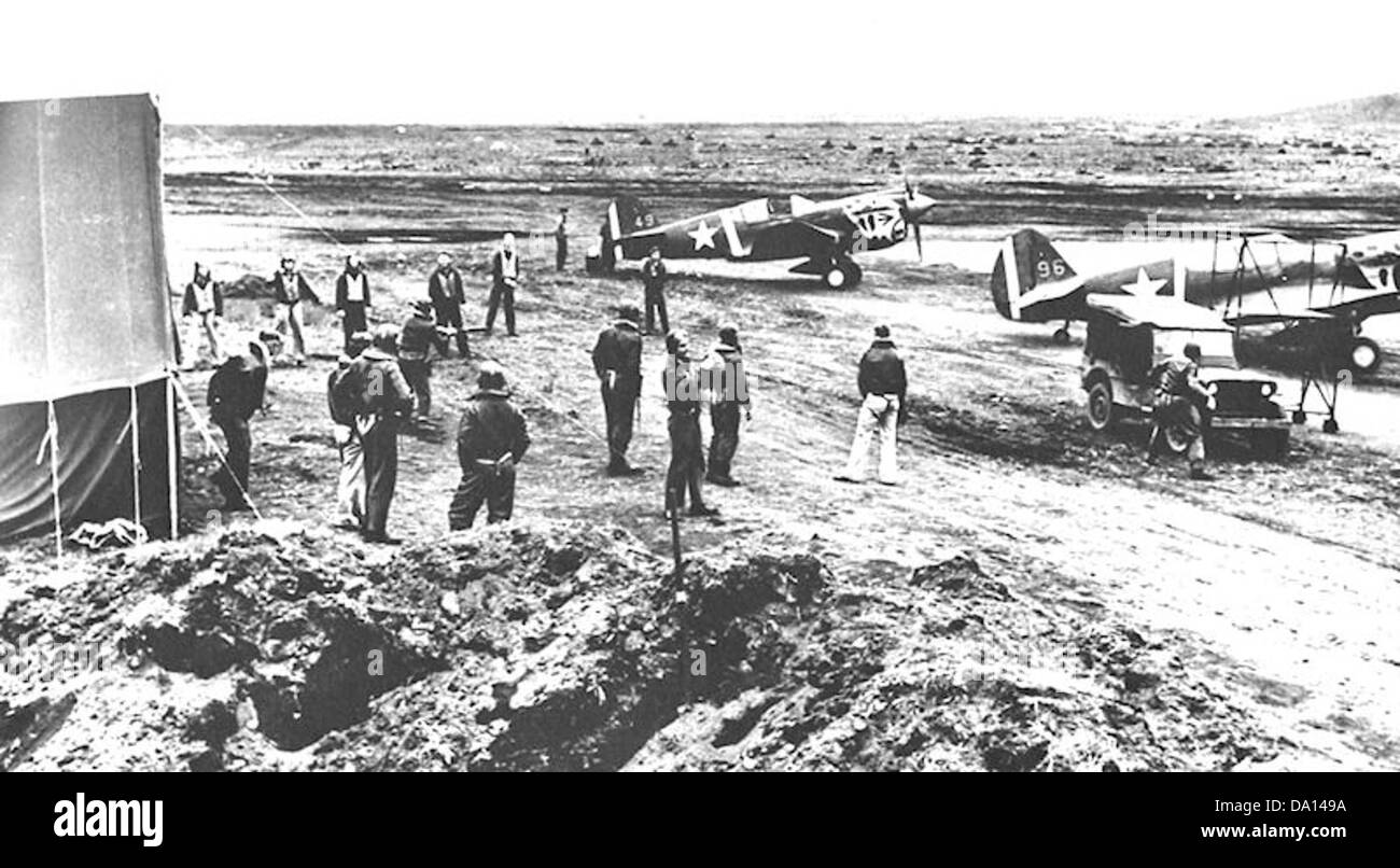 Nel giugno 1942, l'11th Fighter Squadron era di stanza a Fort Glenn AAF, operando P-40 Warhawks per la difesa aerea e le missioni di combattimento durante la seconda guerra mondiale Foto Stock