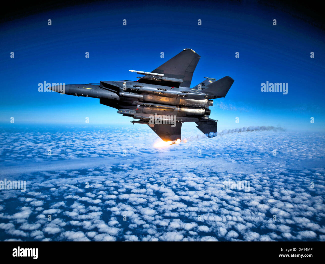 Il 335th Fighter Squadron gestisce l'F-15E Eagle, un caccia d'attacco multiruolo in grado di eseguire missioni aria-aria, aria-terra e di precisione. Gli F-15E dello squadrone forniscono un supporto di combattimento essenziale in vari teatri operativi. Foto Stock