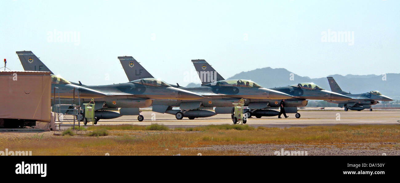 Gli F-16 Fighting Falcon del 62d Fighter Squadron di stanza alla Luke Air Force base, Arizona, parcheggiarono sulla rampa, mostrando la prontezza degli aerei e le capacità di aviazione militare dello squadrone. Foto Stock