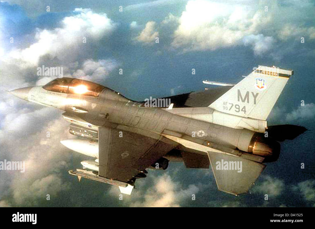Questa immagine mostra un caccia F-16D, coda numero 90-0794, del 69th Fighter Squadron, che mostra il suo design elegante e le sue capacità nell'aviazione militare. Foto Stock