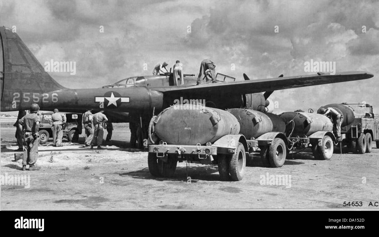 Questa immagine mostra un aereo P-61 Black Widow del 6th Night Fighter Squadron, noto per il suo ruolo nei combattimenti notturni durante la seconda guerra mondiale. Il caratteristico design a doppio braccio dell'aereo è evidente. Foto Stock