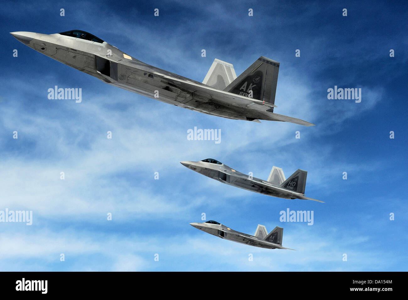 Il 90th Fighter Squadron gestisce gli F-22 Raptors, con capacità avanzate per la superiorità aerea. Con sede a Elmendorf, Alaska, gli F-22 partecipano anche ad esercizi presso la Nellis AFB, tra cui operazioni di addestramento Red Flag, migliorando la preparazione al combattimento. Foto Stock