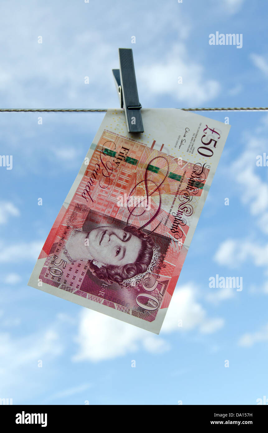 Cinquanta Pound Notes appeso su una linea di lavaggio Foto Stock