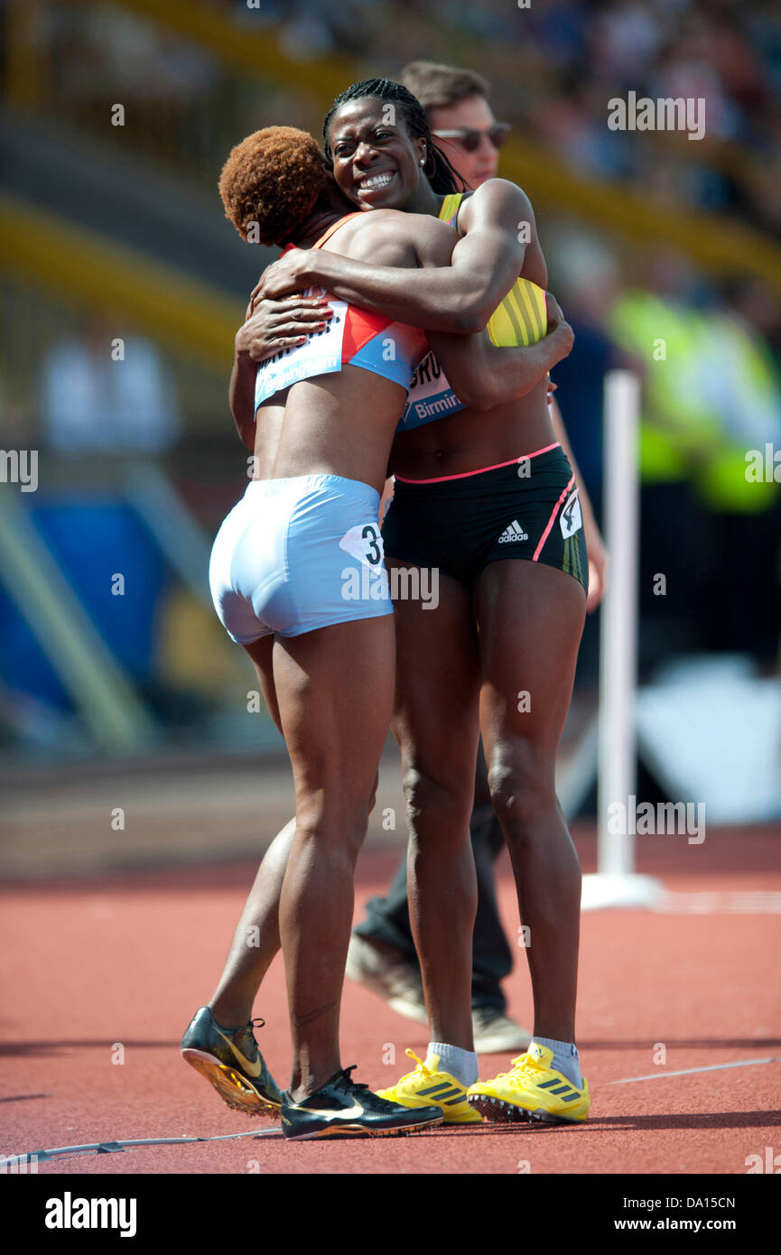 Birmingham, Regno Unito. Il 30 giugno 2013. Amantle Montsho (sinistra) del Botswana si congratula con Christine Ohuruogo (destra) della Gran Bretagna dopo Ohuruogo finisce prima nelle donne 400m evento al 2013 Sainsbury's Birmingham Grand Prix IAAF Diamond League incontro. L'ex campione olimpico il momento di 50.63 secondi è stato sufficiente per battere Montsho in secondo luogo da 1/100 di secondo. Credito: Russell Hart/Alamy Live News. Foto Stock