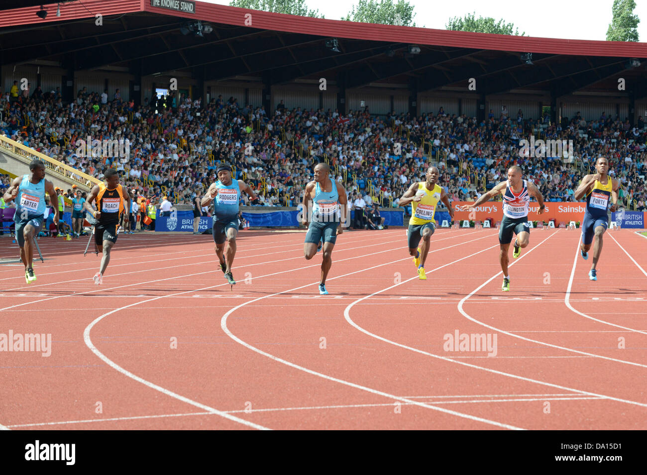 Birmingham, Regno Unito. Il 30 giugno 2013. Nesta Carter (sinistra) della Giamaica termina prima negli uomini 100m sprint finale al 2013 Sainsbury's Birmingham Grand Prix IAAF Diamond League incontro. Il suo tempo di 9.99 secondi è stato sufficiente per battere James Dasaolu (centro) della Gran Bretagna e Kim Collins (terzo da destra) di Saint Kitts e Nevis. Credito: Russell Hart/Alamy Live News. Foto Stock