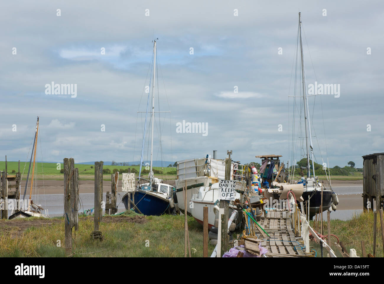Barche e sgangherate banchine, affacciato sul fiume Wyre, a Skippool Creek, nei pressi di Fleetwood, nel Lancashire (Inghilterra, Regno Unito Foto Stock