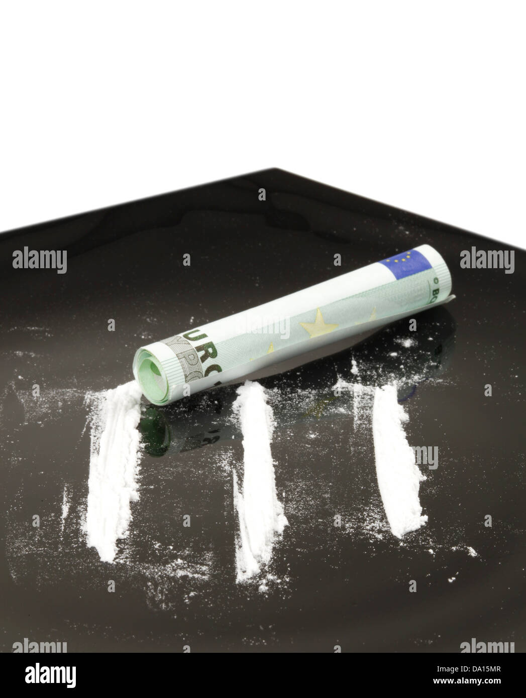 La cocaina sulla tavola nera con 100 euro Foto Stock