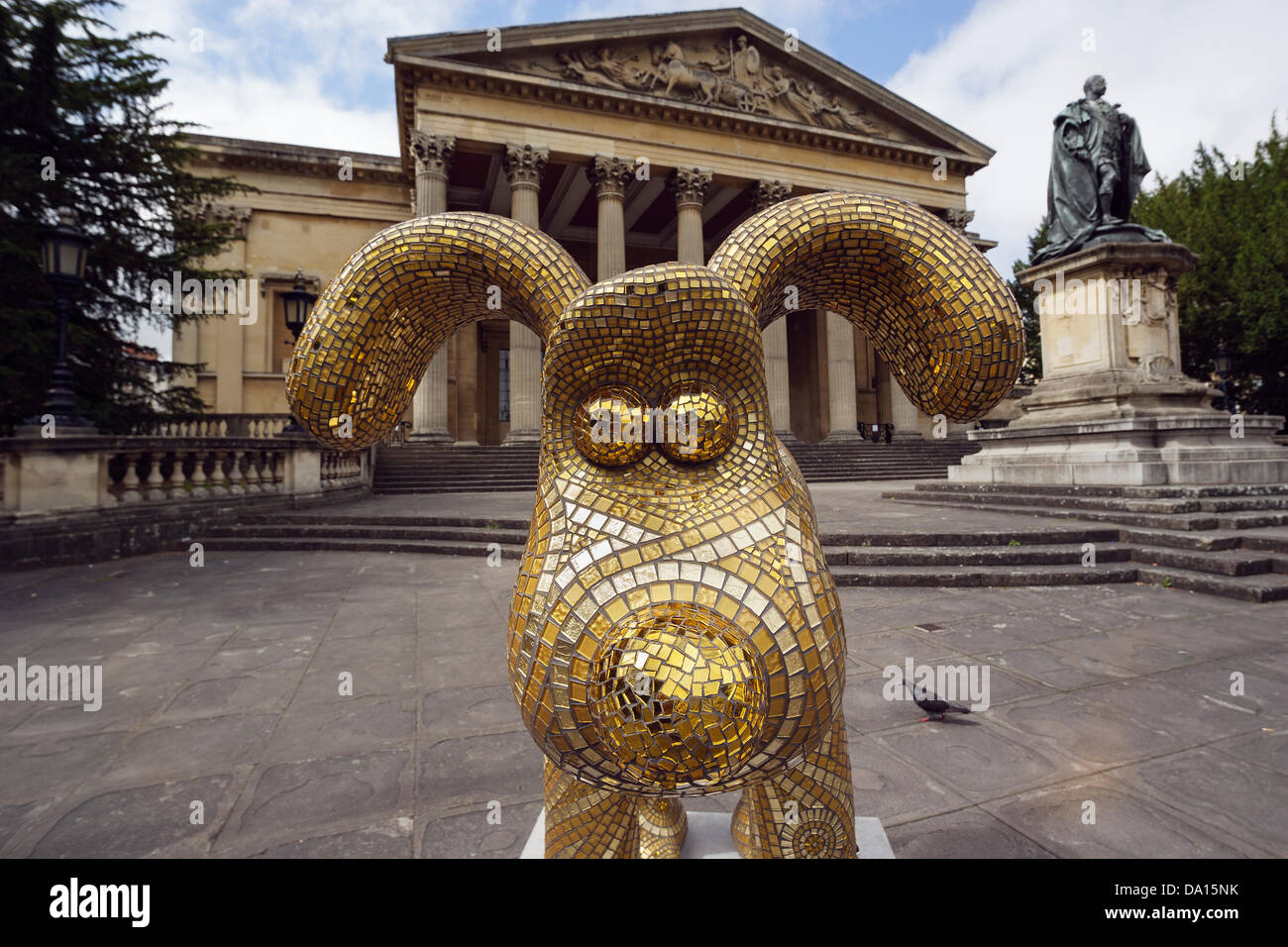 Bristol, Regno Unito. Il 30 giugno 2013. Golden Gromit al di fuori delle camere di Victoria. Gromit Unleashed è un pubblico mostra d'arte nella città di Bristol. Alla fine il pubblico mostra d'arte, le sculture saranno messe all'asta per raccogliere fondi per Wallace & Gromit's Grand appello, il Bristol ospedale per bambini di carità. Credito: lynchpics/Alamy Live News Foto Stock