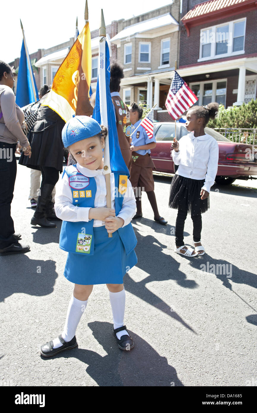 Daisy Girl Scout si prepara a marzo in re County Memorial Day Parade di Bay Ridge, Brooklyn, NY, 27 maggio 2013. Foto Stock