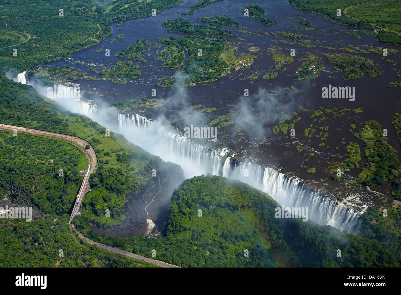 Victoria Falls o 'Mosi-oa-Tunya' (il fumo che tuona), il fiume Zambesi, e Victoria Falls Bridge, Zimbabwe / confine Zambia Foto Stock