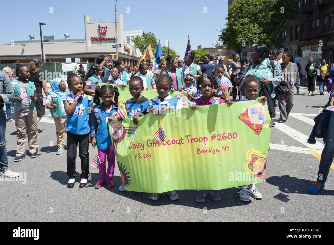 Daisy Girl Scouts marzo nel Kings County Memorial Day Parade nel Bay Ridge Sezione di Brooklyn, NY, 27 maggio 2013. Foto Stock