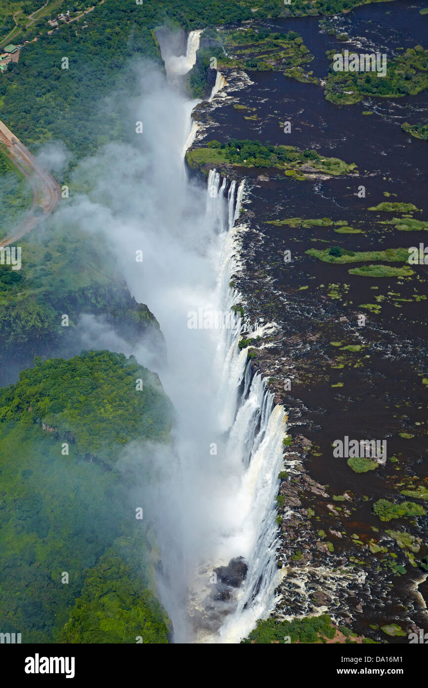 Victoria Falls o 'Mosi-oa-Tunya' (il fumo che tuona), e il fiume Zambesi, Zimbabwe / confine Zambia, Sud Africa Foto Stock
