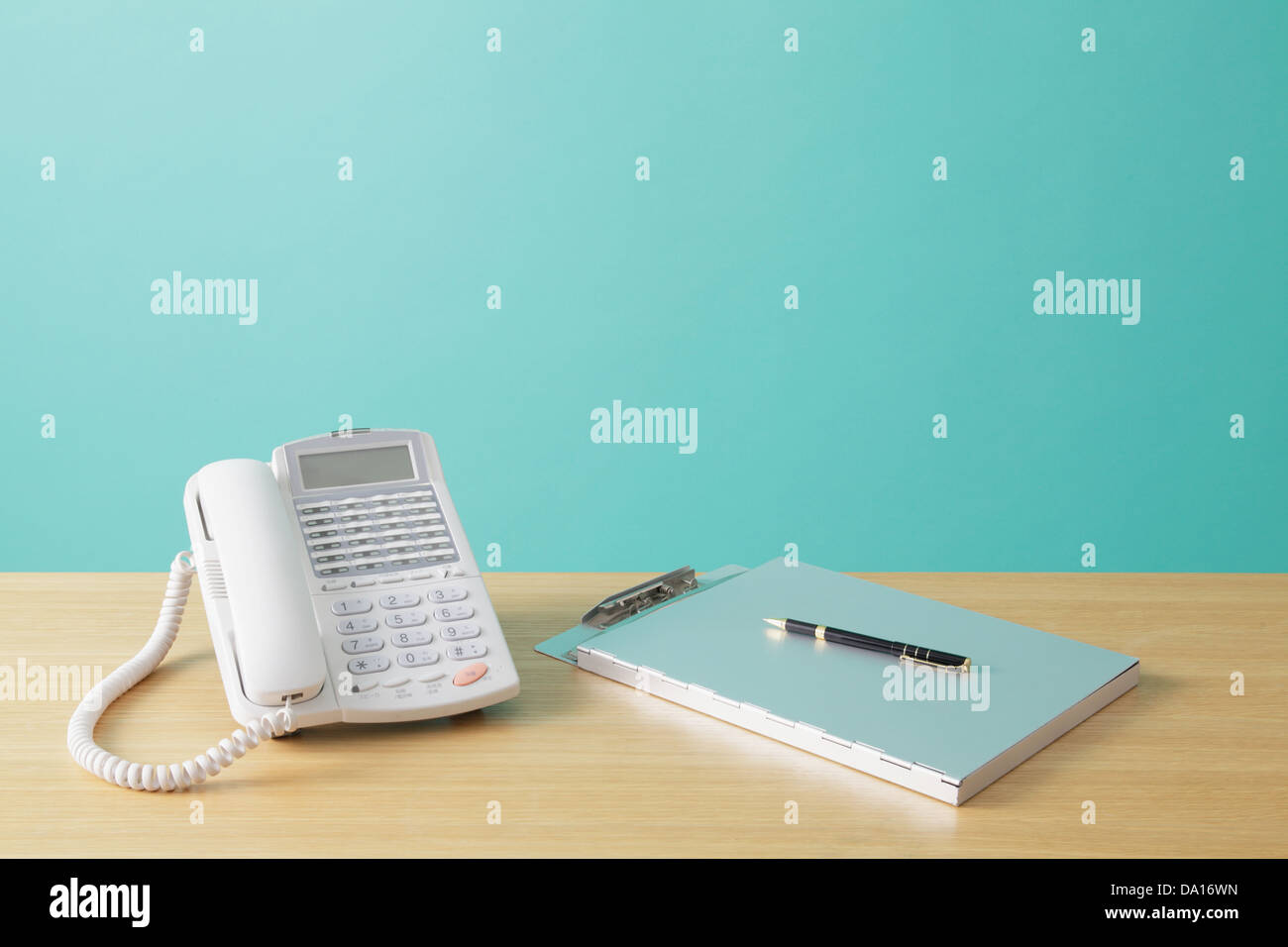 Telefono e file sulla scrivania in legno Foto Stock