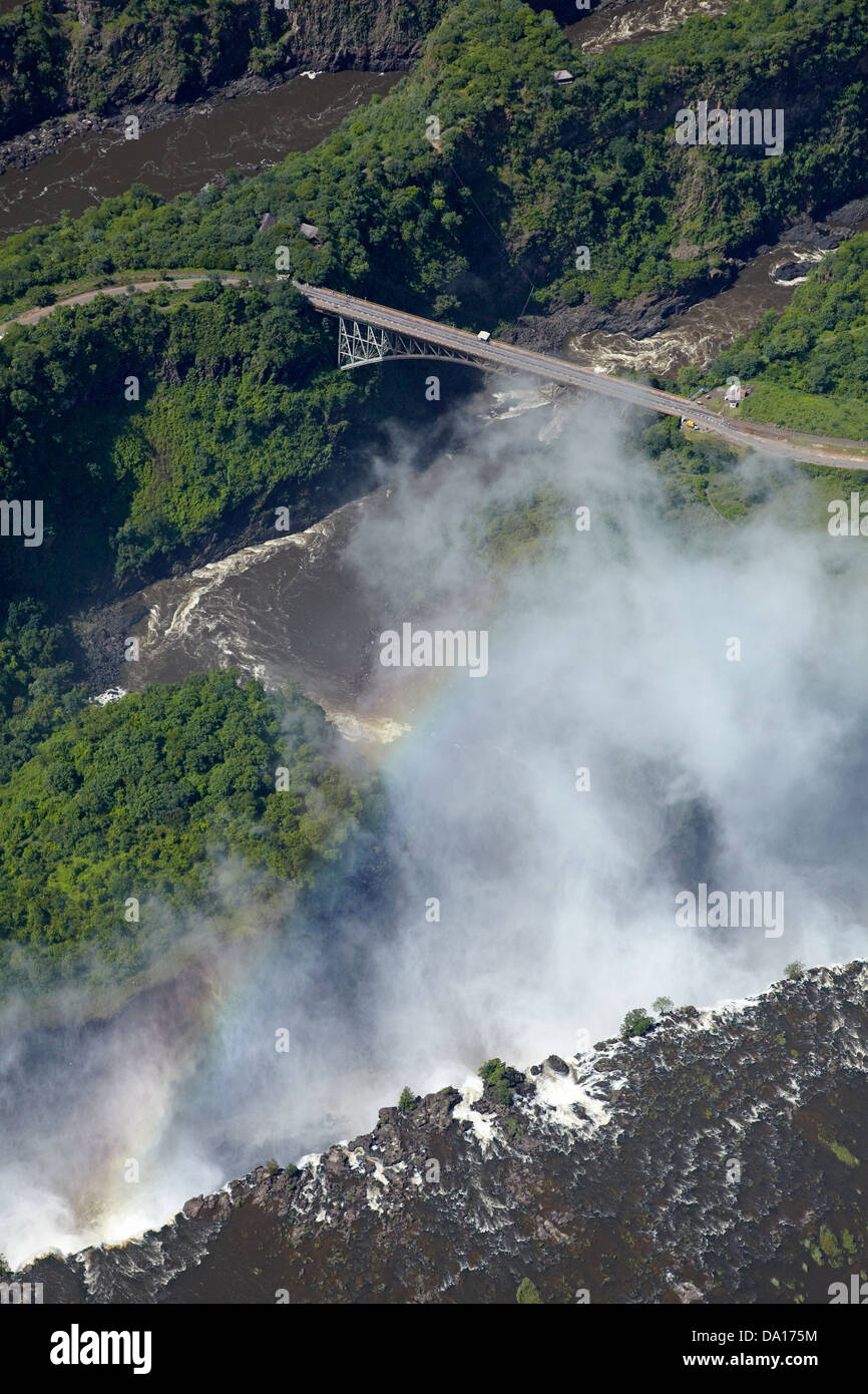 Victoria Falls o 'Mosi-oa-Tunya' (il fumo che tuona), il fiume Zambesi, Victoria Falls Bridge e Batoka Gorge Foto Stock