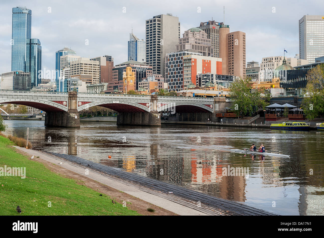 I rematori di esercizio lungo il fiume Yarra vicino al Princes Bridge nel quartiere centrale degli affari di Melbourne, Australia. Foto Stock