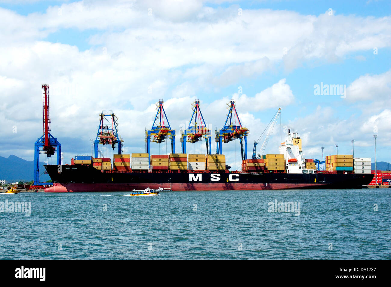 Msc nave container il carico e lo scarico di container nel porto Foto Stock