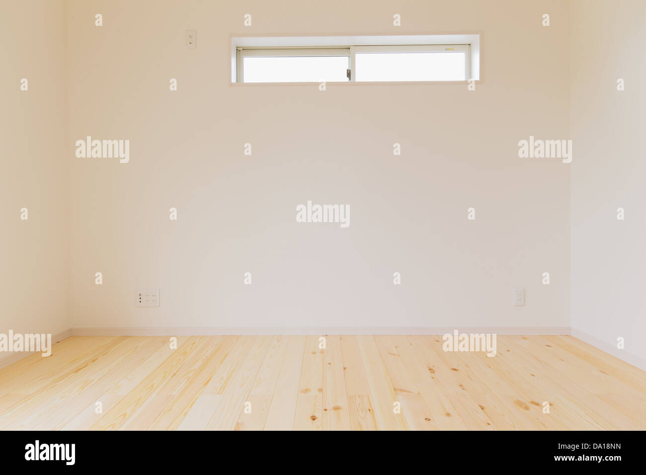 Pareti bianche e pavimenti in legno Foto Stock