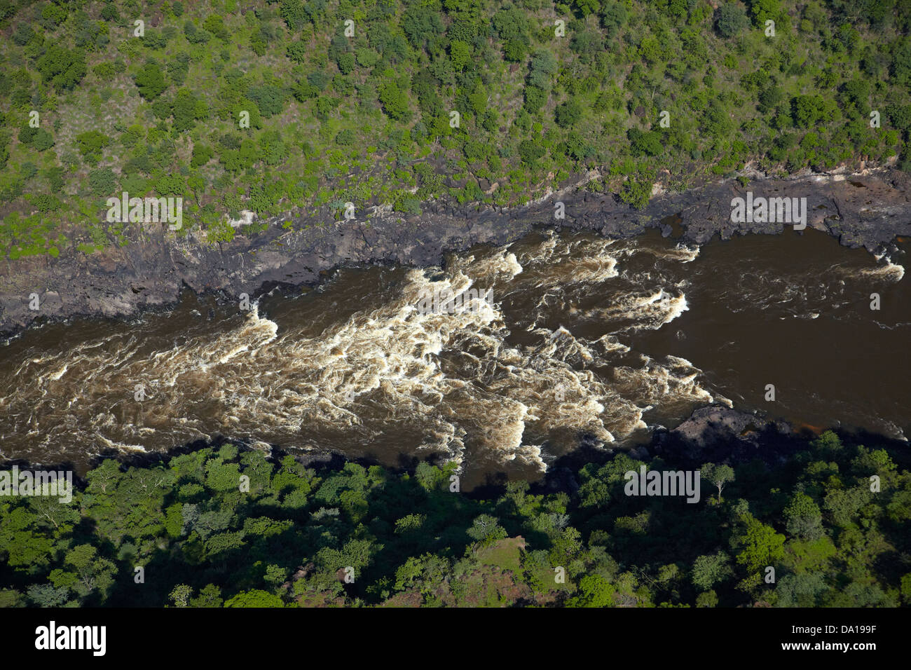 White Water Rapids sul fiume Zambesi in Batoka Gorge sotto Victoria Falls, Zimbabwe / confine Zambia, Sud Africa - aerial Foto Stock