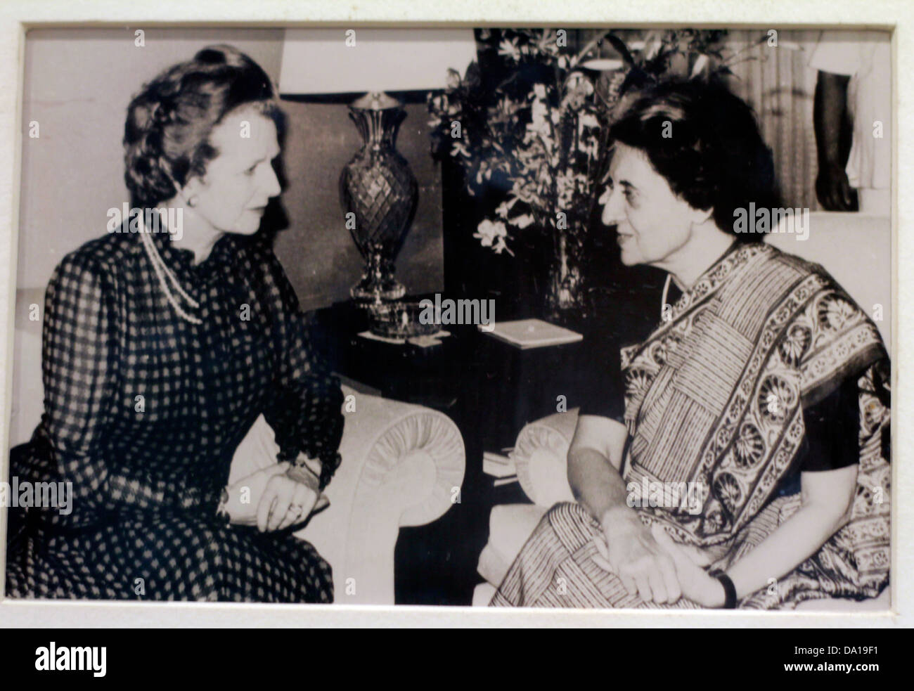 Primo ministro indiano la signora Indira Gandhi con il Primo ministro britannico Margaret Thatcher a Cancun, Ottobre 1981 Foto Stock
