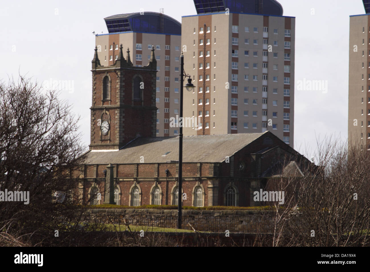 Moderno grattacielo / torre isolati dietro la Santa Trinità Chiesa Parrocchiale Foto Stock