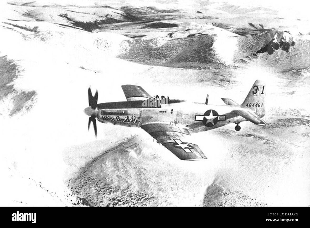 Il P-51H Mustang, un aereo da caccia americano dell'era della seconda guerra mondiale, in volo sopra la natura selvaggia dell'Alaska. Questa versione del P-51 era nota per le sue prestazioni migliorate e fu utilizzata nelle fasi finali della guerra. Foto Stock