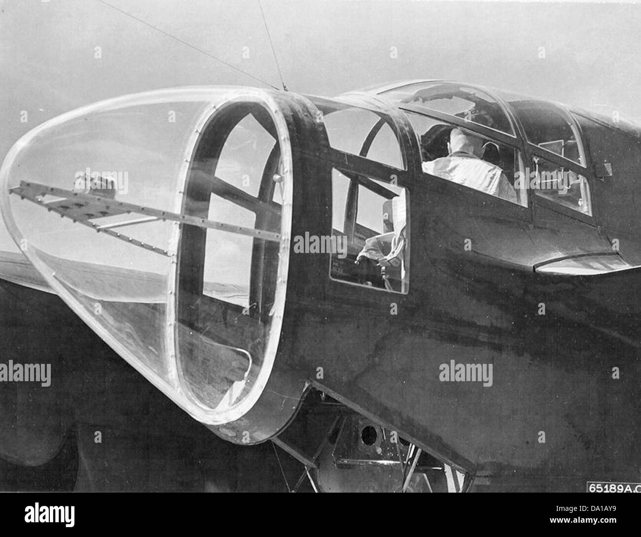 Il P-61 Black Widow, un aereo da combattimento americano utilizzato durante la seconda guerra mondiale, è mostrato dalla parte posteriore. Questo aereo fu cruciale per il combattimento notturno e le missioni di ricognizione, riflettendo il suo ruolo nella guerra strategica durante la guerra. Foto Stock